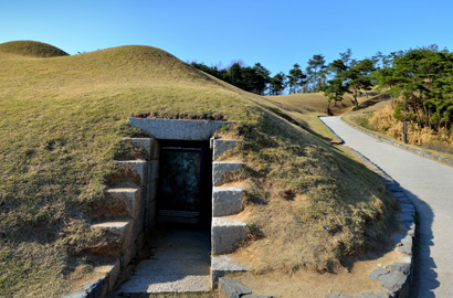 Oyster-type stone chamber tomb