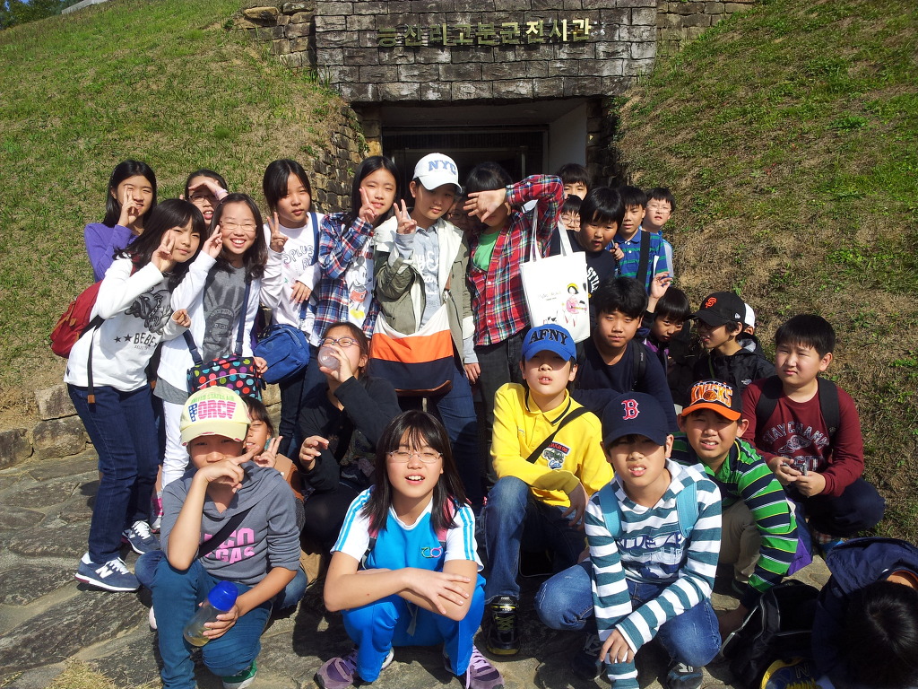 한옥마을로 온 수학여행단 이미지